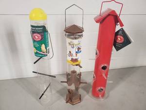 lot 46 image: 3 New Bird Feeders