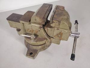 lot 92 image: 4 inch Bench Vise
