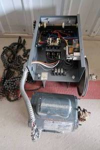 lot 14 image: RAYNOR GARAGE DOOR OPENER