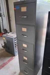 lot 8 image: METAL FILE CABINENT