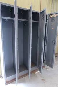 lot 22 image: 4 METAL LOCKERS