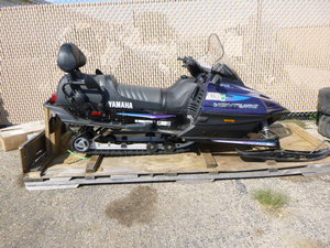 lot 2 image: 2000 Yamaha Venture Snowmobile