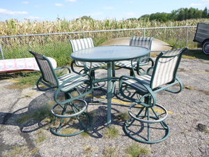 lot 4 image: Patio Set