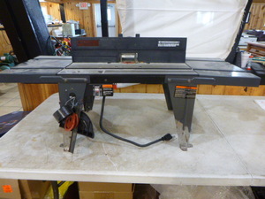 lot 18 image: Vermont American Router Table