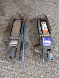 lot 73 image: 2 Hydraulic Floor Jacks