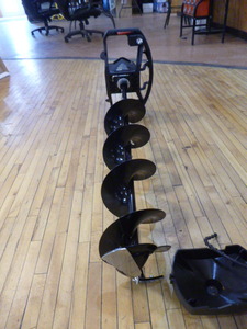 lot 100 image: Strike Master Ice Auger