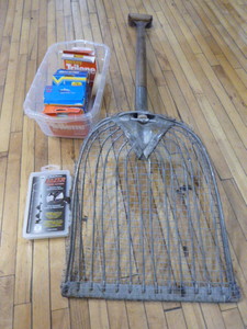 lot 102 image: Ice Fishing Items