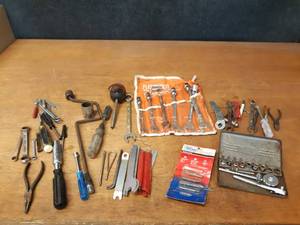lot 746 image: Lot of Assorted Hand Tools