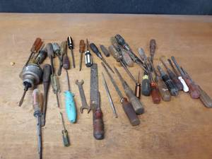 lot 759 image: Large Lot of Screwdrivers and More