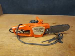 lot 762 image: Remington Electric Chainsaw - Model EL-1 Limb N Trim - Tested and Works