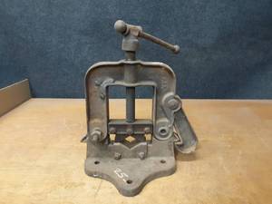 lot 793 image: REED Mfg Yoke Pipe Vise - Has Been Repaired - Measures 17 x 14 Overall