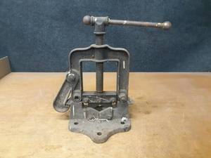 lot 802 image: REED Mfg Yoke Pipe Vise - #73 - Measures 17 x 12-12 Overall
