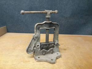 lot 803 image: REED Mfg Yoke Pipe Vise - #73 - Measures 17 x 12-12 Overall