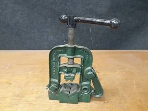 lot 804 image: Howe & Fory Co Pipe Vise - Littlestown No. 52 - Measures about 10 x 7 Overall