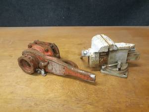 lot 809 image: Milwaukee 34 Ton Chain Hoist - Missing Chain and 4-12 Bench Vise