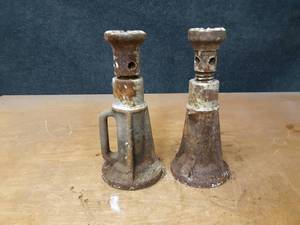 lot 815 image: Pair of Screw Jacks - Both about 15