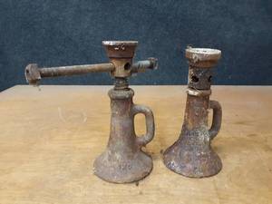 lot 816 image: Pair of Screw Jacks - Both about 9