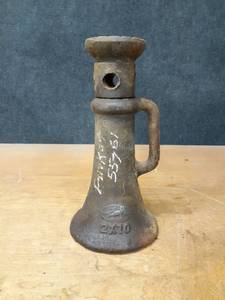 lot 824 image: Vintage BADGER Screw Jack - 2 x 10