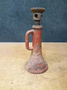 lot 826 image: Vintage Screw Jack - 1-12 x 12 - Has Crack in Side