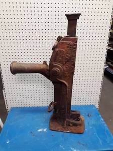 lot 831 image: Large BARRETT Railroad Jack - Cast Iron