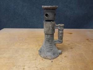 lot 841 image: Vintage ECONOMY Screw Jack - 1-34 x 10