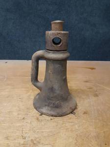 lot 844 image: Vintage BADGER 2x8 Screw Jack