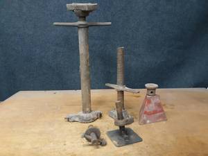 lot 847 image: Lot of Screw Jacks - Tallest is about 23