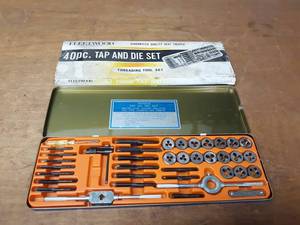 lot 877 image: Fleetwood 40pc METRIC Tap and Die Kit - Looks Unused