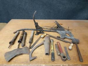lot 906 image: Lot of Assorted Vintage Tools