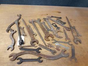 lot 913 image: Large Lot of Antique Wrenches - Longest is about 19