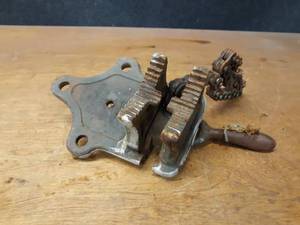 lot 924 image: VULCAN No 2 Chain Pipe Vise - Bench Mount