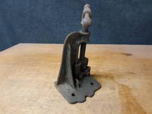 lot 977 image: Nye Toolworks Pipe Clamp - About 13 x 6 x 6