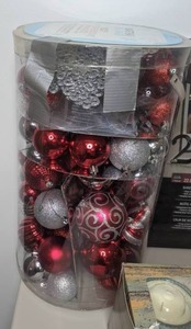 lot 109 image: Christmas Ornaments, Photo Frames, Shadow Box and Candle Set