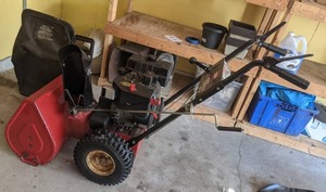 lot 16 image: Toro Power Throw Snowblower 622, 6HP 22, Electric Start