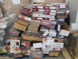 lot 29 image: pallet lot of misc flooring ...