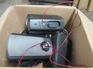 lot 133 image: box of computer speakers ...
