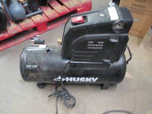 lot 162 image: husky 8 gallon hot dog air compress...