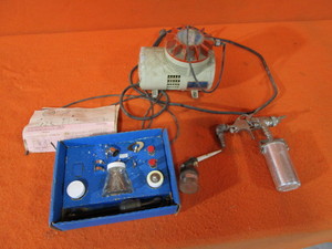 lot 42 image: Air Brushes, Small Paint Gun, Air Compressor