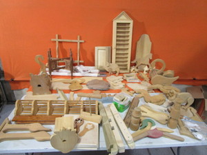 lot 124 image: Large Lot of Woodworking Projects