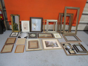 lot 135 image: Large Lot of Modern & Vintage Picture Frames