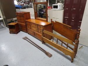 lot 142 image: Queen Size Bedroom Set
