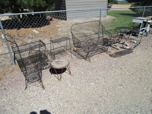 lot 105 image: Patio Furniture