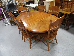 lot 151 image: Claw Footed Dining Room Table & Chairs
