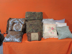 lot 189 image: Decorative Pillows