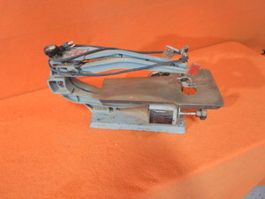 lot 13 image: 18 Scroll Saw