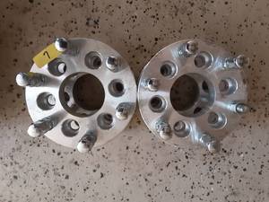 lot 7 image: Wheel Adapters-6x4.5 To 6x5.5 With Lug Nuts