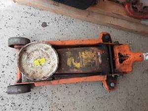 lot 9 image: 2-12 ton Floor Jack