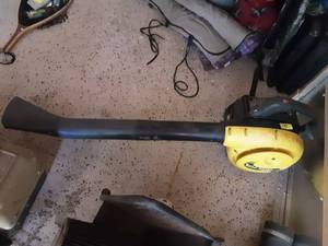 lot 16 image: McCulloch #MAC320BV Gas Blower