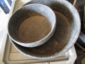 Feeder pans, rubber, qty 3...