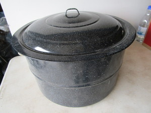Large enamel canner, 18Dx10H...